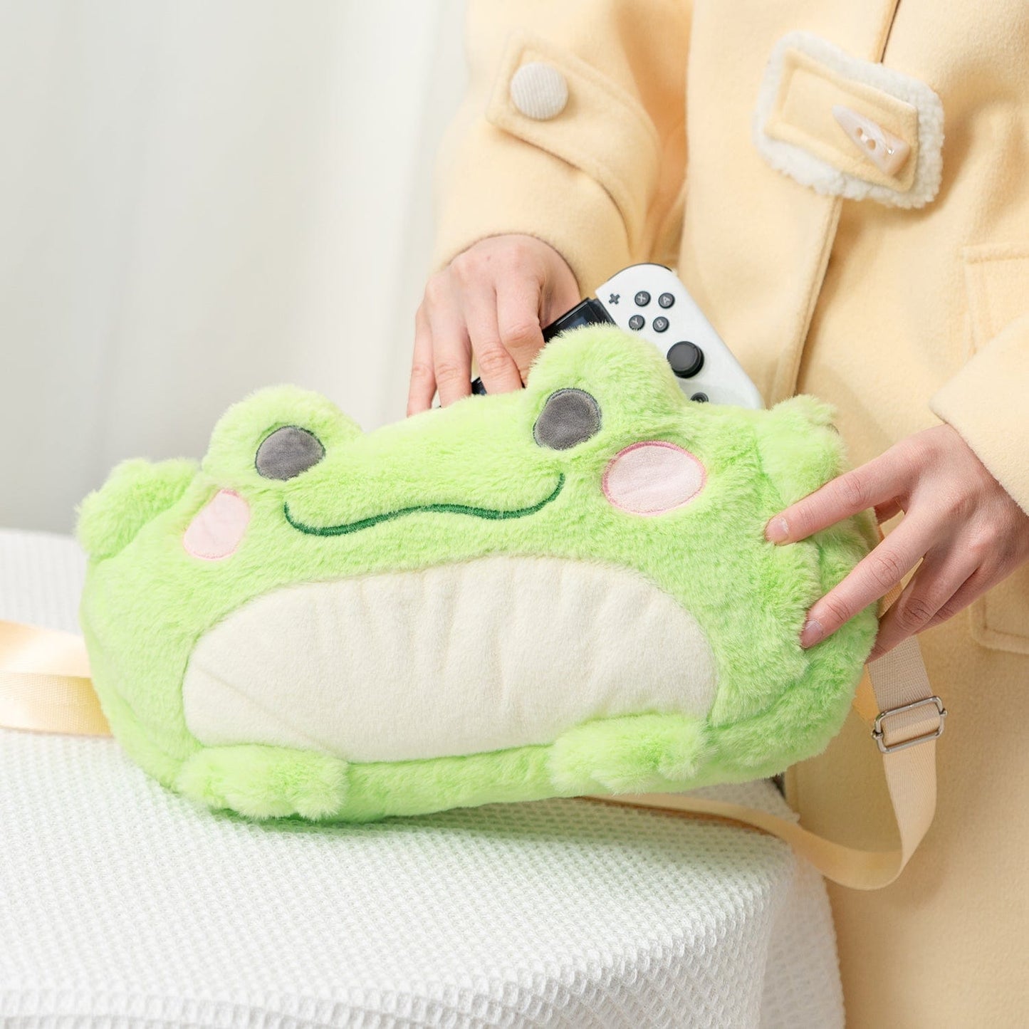 GeekShare Frog Plush Carrying Bag